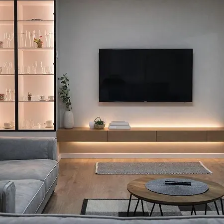 Just Renovated 1st Floor Near Center 2 *