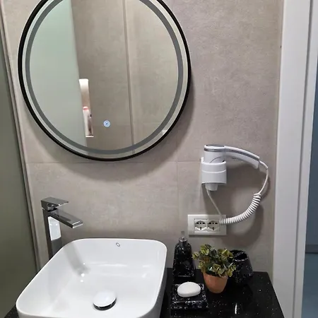 Just Renovated 1st Floor Near Center 2 Appartement