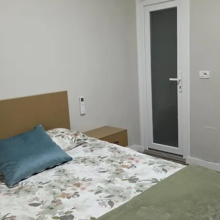 Just Renovated 1st Floor Near Center 2 *
