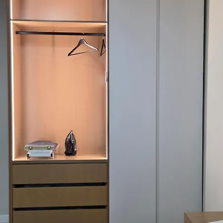 Just Renovated 1st Floor Near Center 2 *
