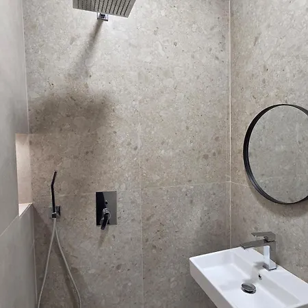 Just Renovated 1st Floor Near Center 2 *