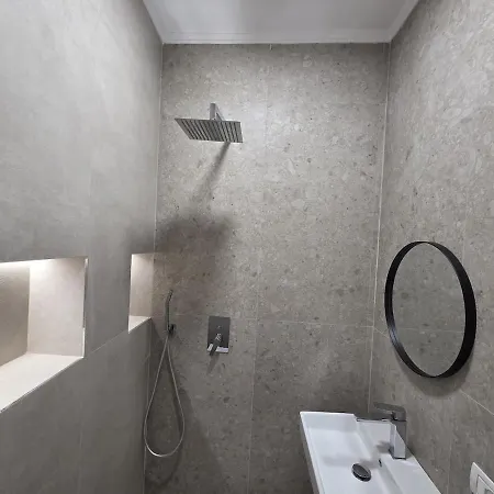 Just Renovated 1st Floor Near Center 2 *