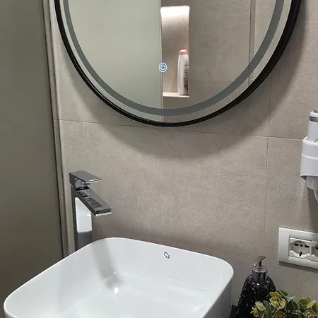 Just Renovated 1st Floor Near Center 2 Appartement *