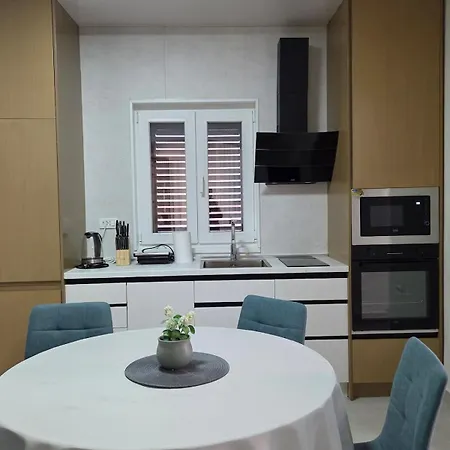 Just Renovated 1st Floor Near Center 2