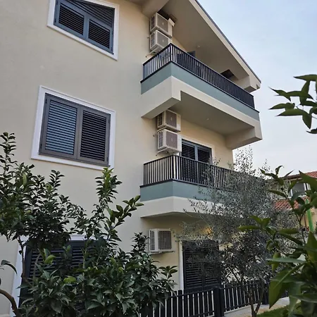 Just Renovated 1st Floor Near Center 2